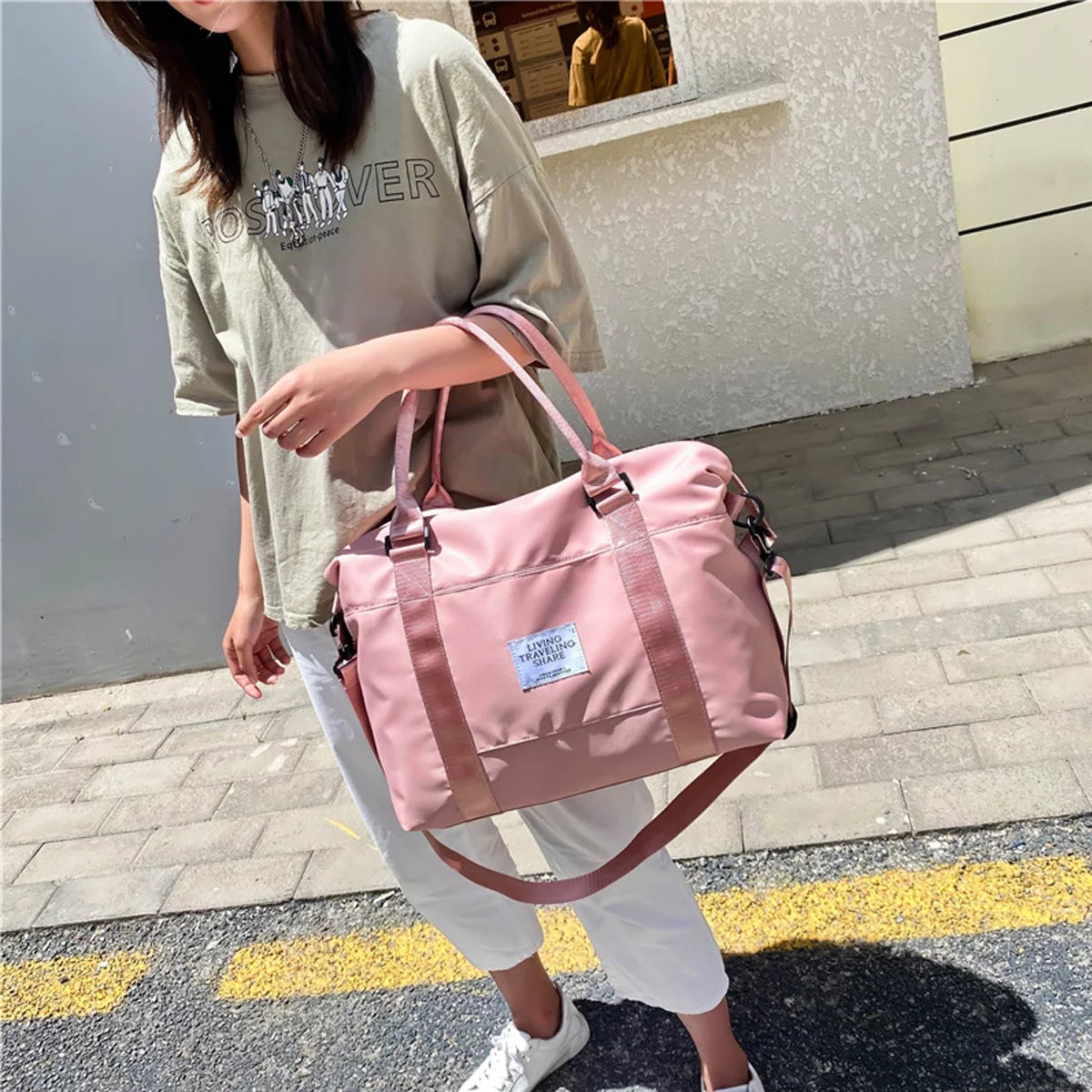Stylish Pink Travel Duffel Bag - Perfect Gym Tote and Weekend Companion for Women